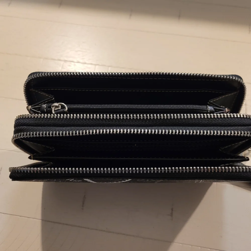 Isaac Mizrahi Black and White Patterned Wallet Wristlet - Picture 10 of 12